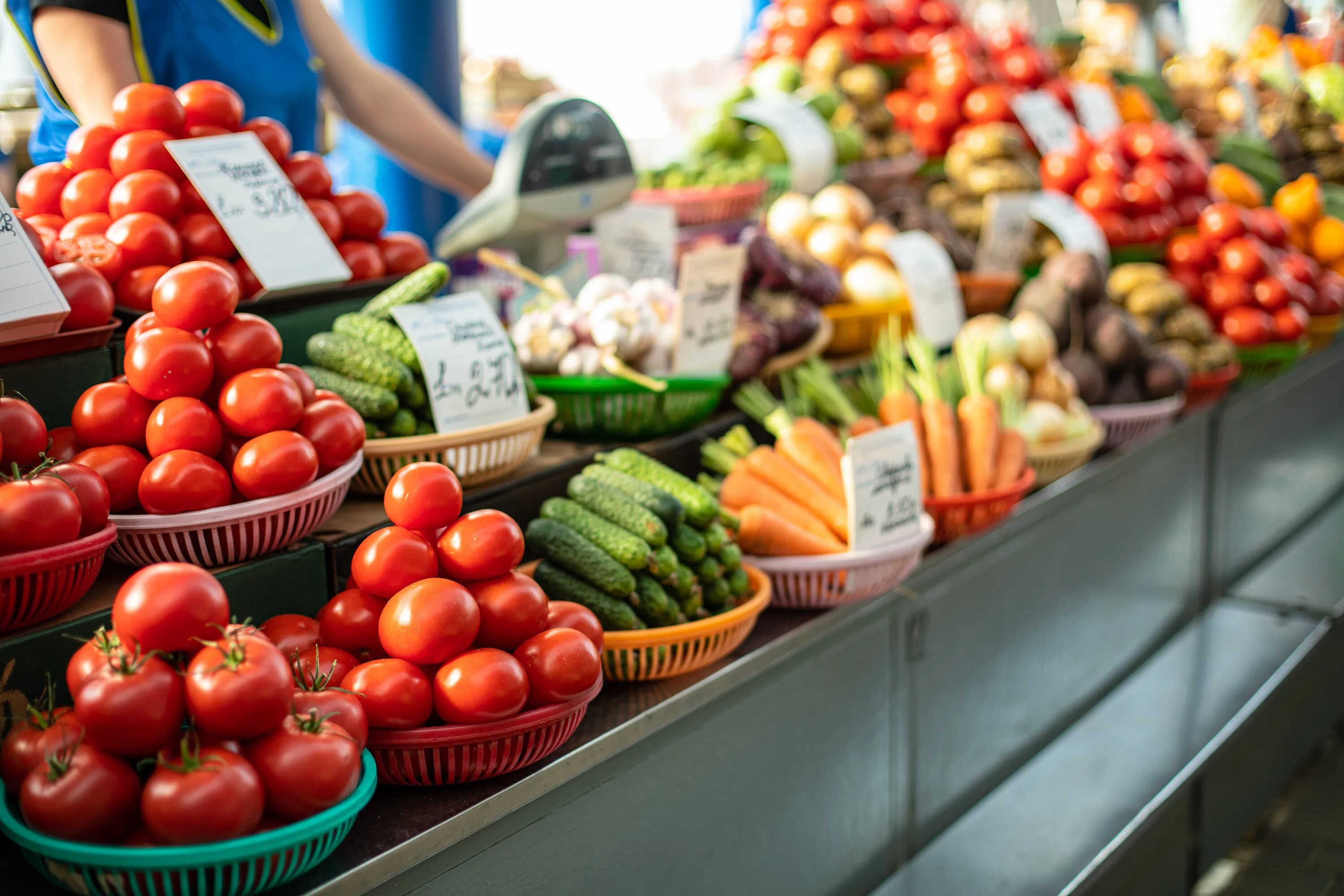 Самозанятые производство товаров. Овощи на рынке. Оптовые продовольственные рынки в России. Ярмарка овощей и фруктов. Овощной рынок.