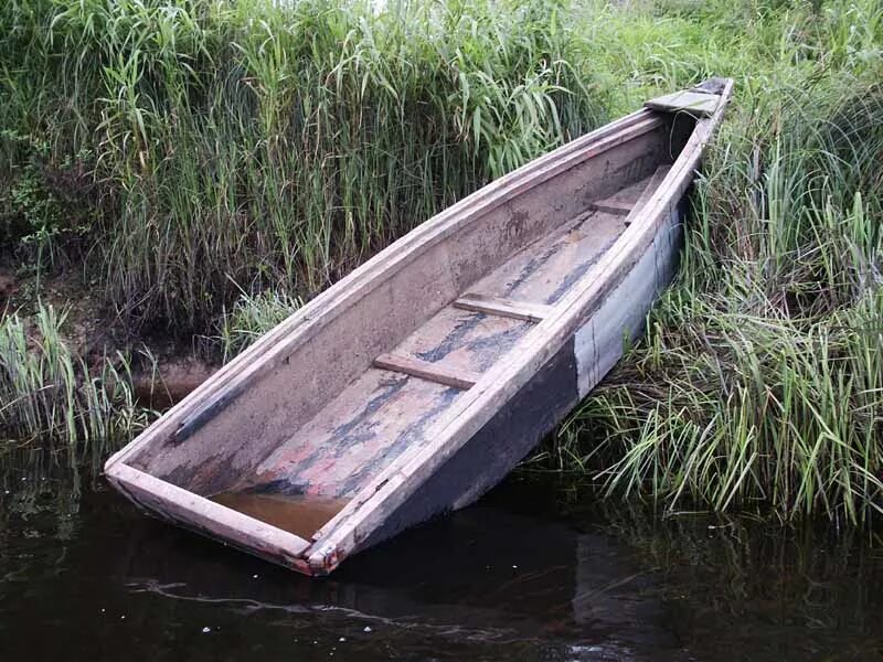 Лодка плоскодонка. Небольшая деревянная лодка. Деревянная лодка плоскодонка. Весельная лодка.