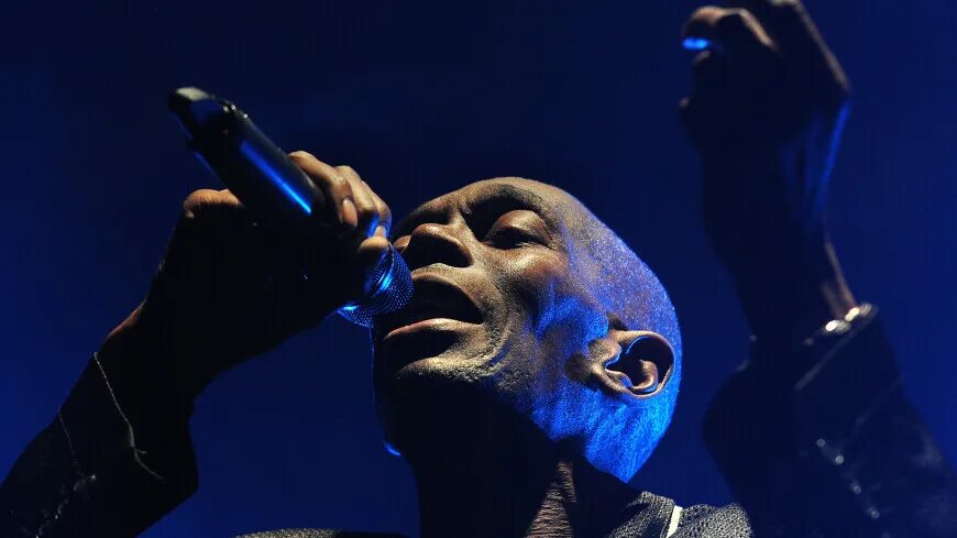Faithless radio. Солист фейтлесс. группа faithless. макси джазз британский музыкант. макси джазз фото.