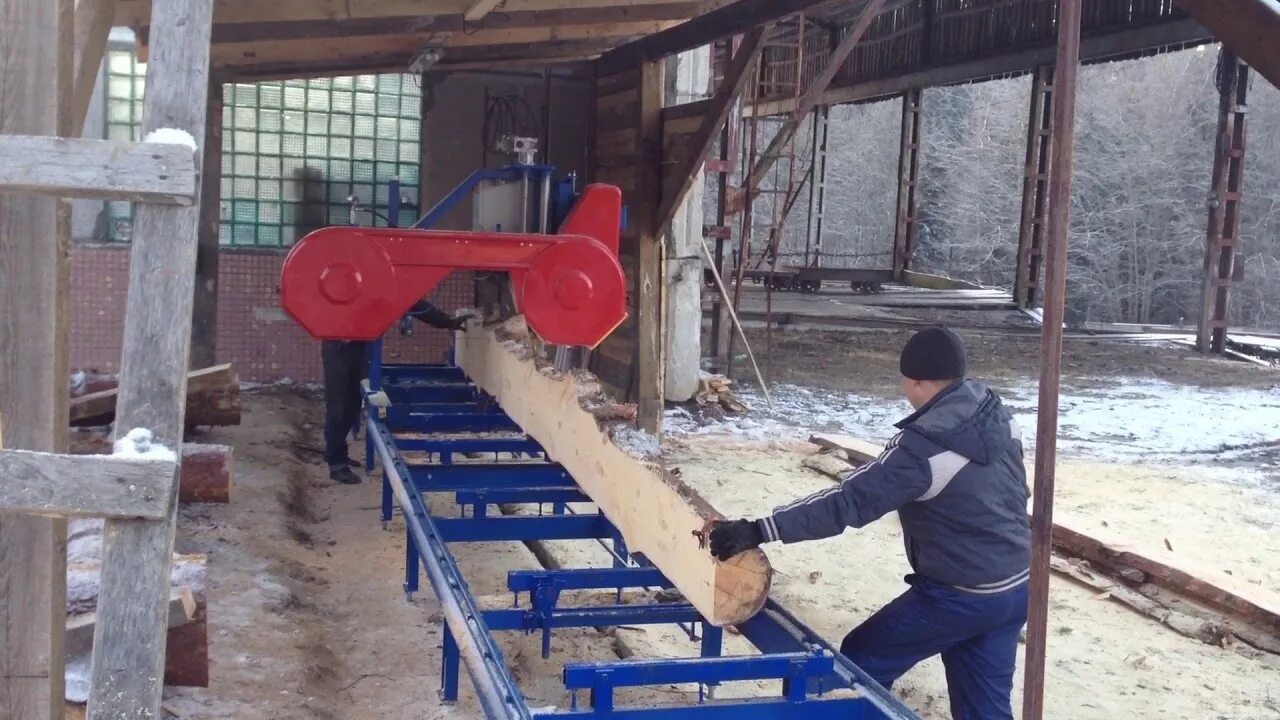 Работа ленточной пилорамы. Пилорамы олг-550. олг 550-01 пилорама. рамщик на ленточную пилораму. ленточная пилорама по дереву.