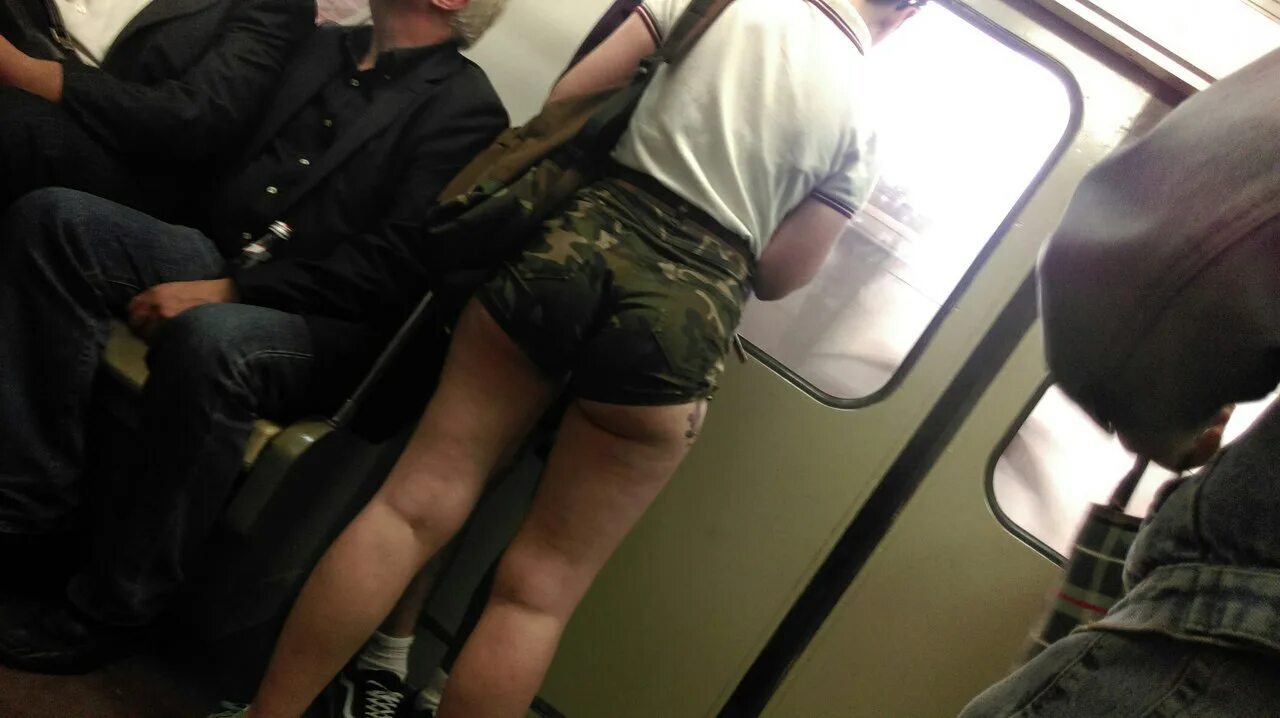 Извращенец в метро. Извращенцы в городском транспорте. Извращенцы в московском метро. Девушки в подземке. Извращенец в метро.