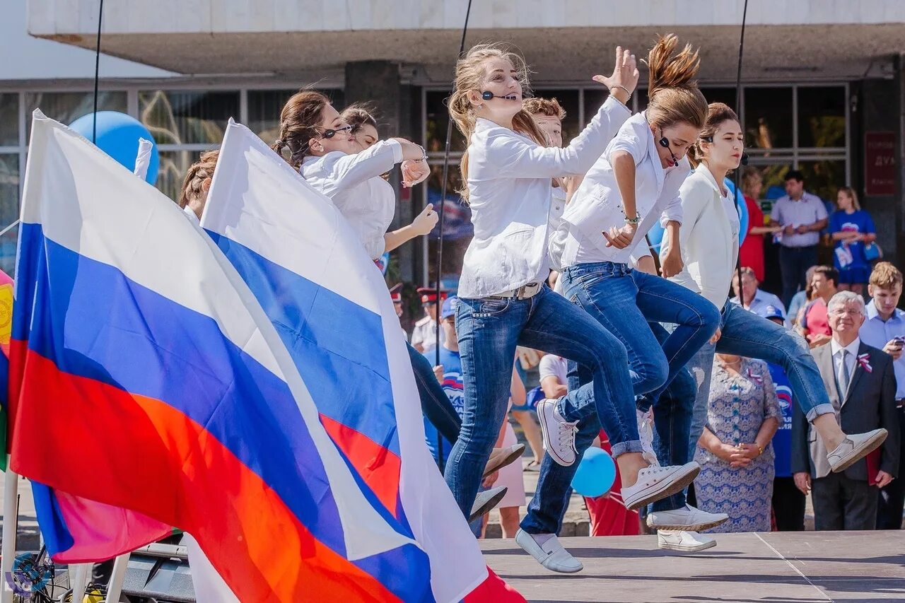 В каких странах отмечали день россии. С днём России 12 июня. С праздником день России. День России празднование. Молодежь с флагом России.
