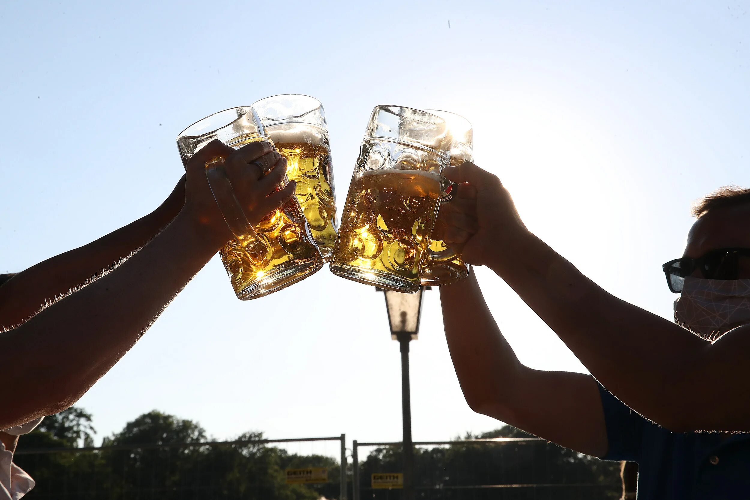 большой бокал. бокалы пива чокаются. пить пиво смешно. большие кружки для пива.