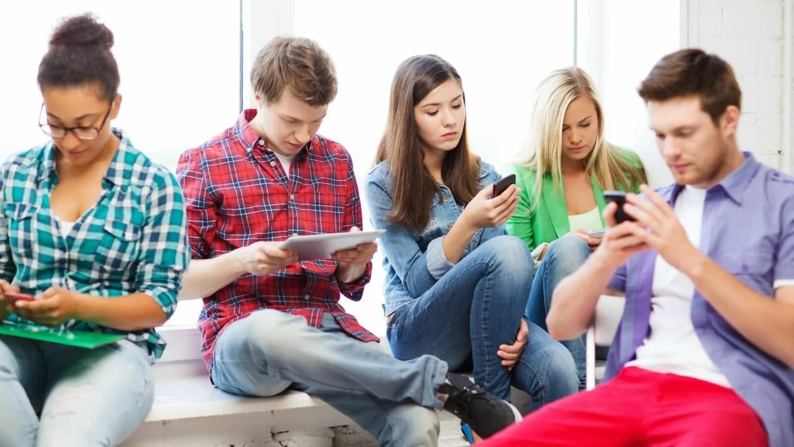 Зависимость от окружения. Современная молодежь. Молодежь в современном обществе. Подросток с телефоном. Молодежь с гаджетами.