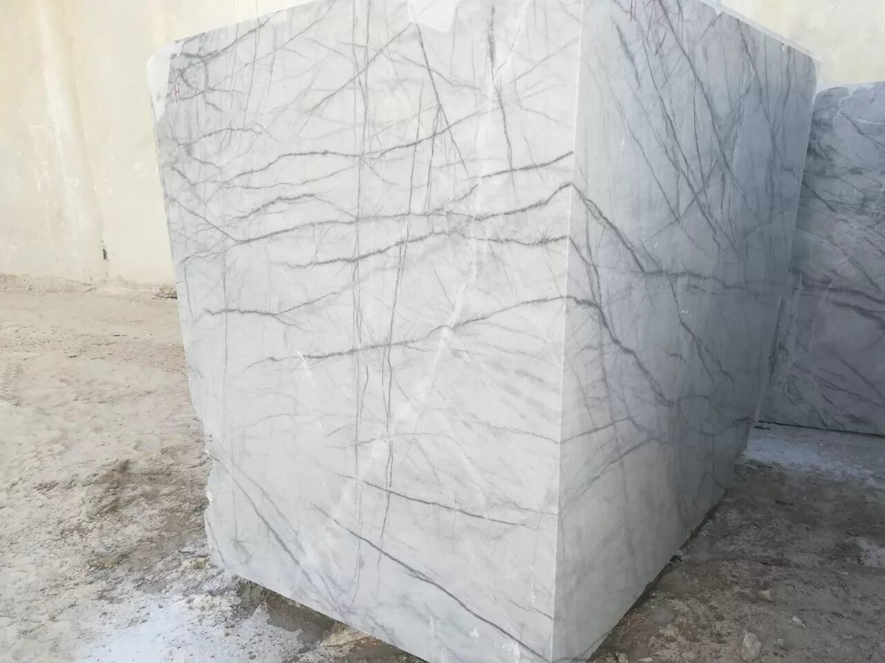 Иранский оникс. Иранский мрамор. Блок 15 тонн. Каменный блок. Серо-бежевый камень.