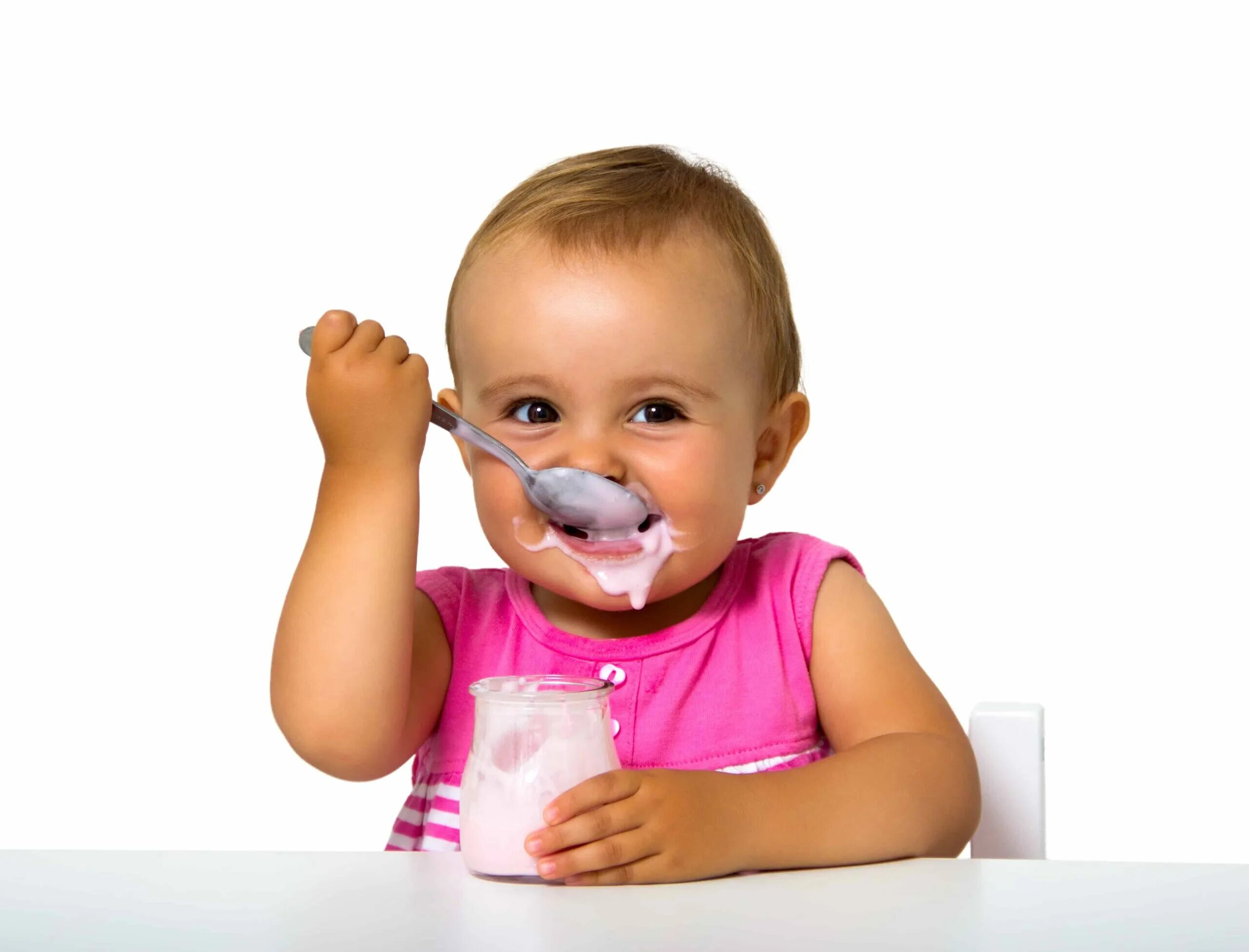Включи малыши едят. Малыш с ложкой. Малыш кушает. Ребенок ест йогурт. Маленький ребенок ест.
