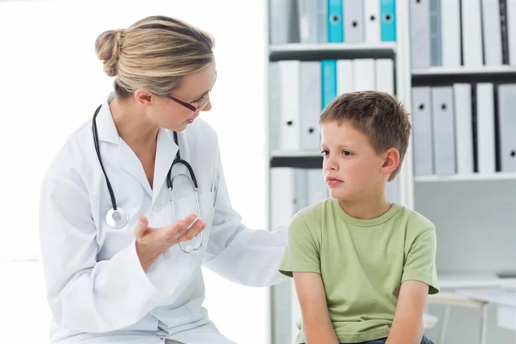 Врач осматривает ребенка. Ребенок на приеме у врача. Врач и ребенок. Доктор для детей.
