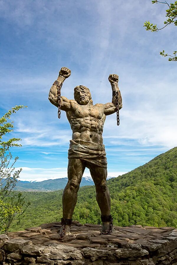 Памятник прометею в сочи. Тропа на прометей сочи орлиные скалы. Гора прометея сочи. Смотровая площадка орлиные скалы. Гора ахун и орлиные скалы.