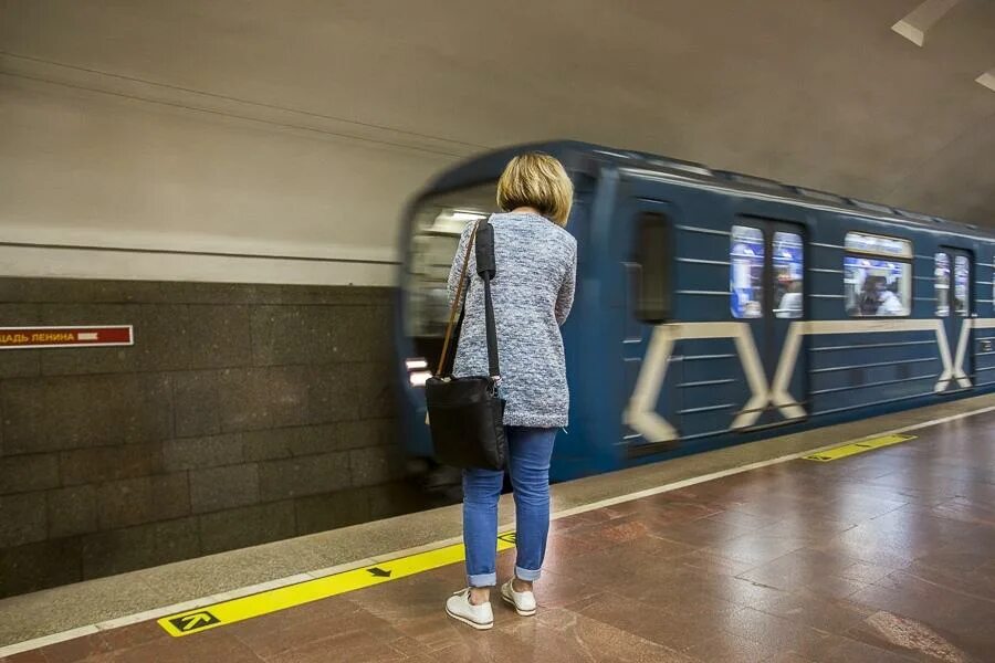 Метро сенная площадь вестибюль. Площадь восстания метро спб. Вестибюль станции метро площадь восстания. Таблички в петербургском метро. Закрытие станции метро питер.