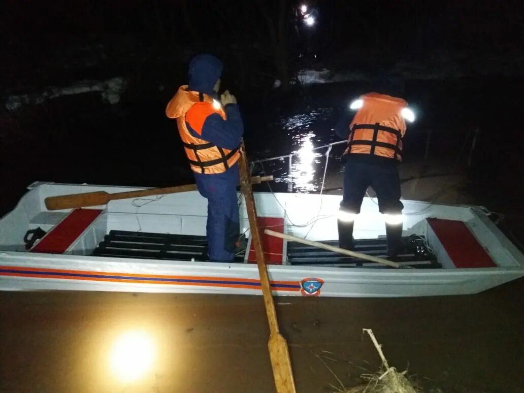 Мальчик утонул в реке. Тело пропавшего мальчика. Утонули дети Лесозаводск. В Татарстане утонул мужчина на лодке. Приморский край трое детей утонули.