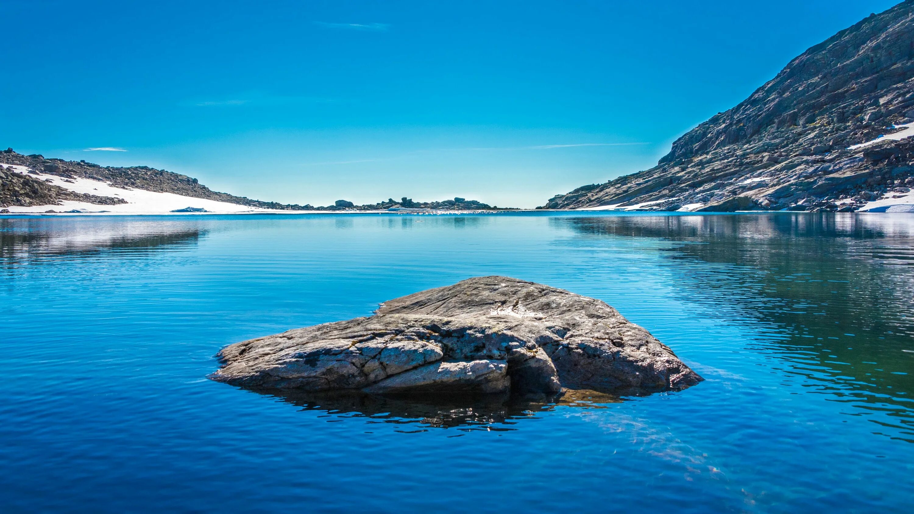 Голубое озеро байкал. Лиман Фьорд Лагуна. Скала Прекестулен Норвегия. Морской заповедник Саут-Уотер-Кей,. Озеро Байкал.