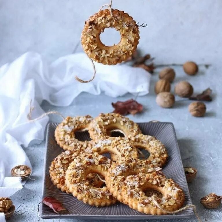 Печенье посыпанное орехами. Песочные кольца с арахисом. Песочное кольцо с орехами. Пирожное песочное кольцо. Колечки с орехами.