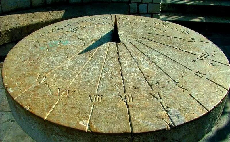 Солнечные часы гномон древний египет. Горизонтальные солнечные часы. Первые солнечные часы. Купол-гномон. Солнечные часы гномон древний египет.