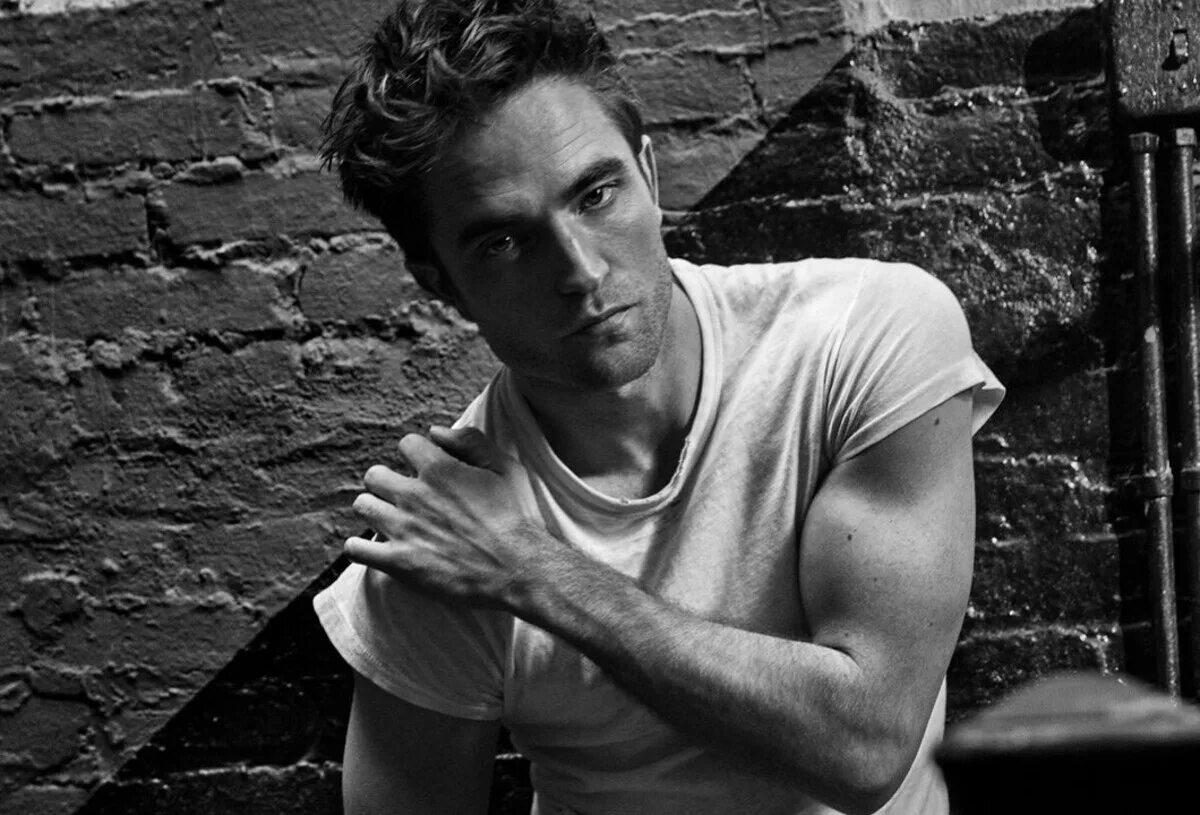 Роберт паттинсон как выглядит сейчас 2025 Robert Pattinson Reacts to 'Brilliant' Zoe Kravitz Playing Catwoman in 'The Batm