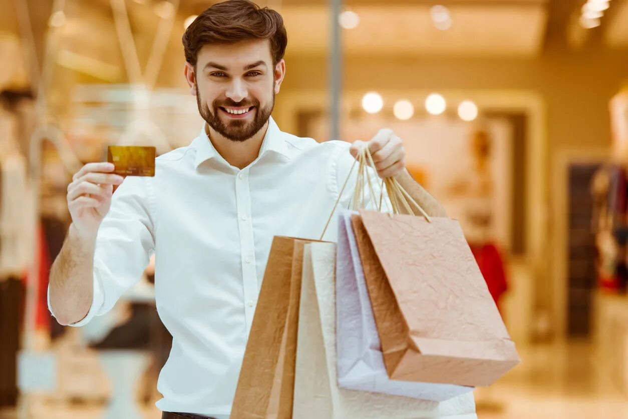 Doing your shopping. Man Рау credit on the shop. Man doing some shopping. Fare shopping.