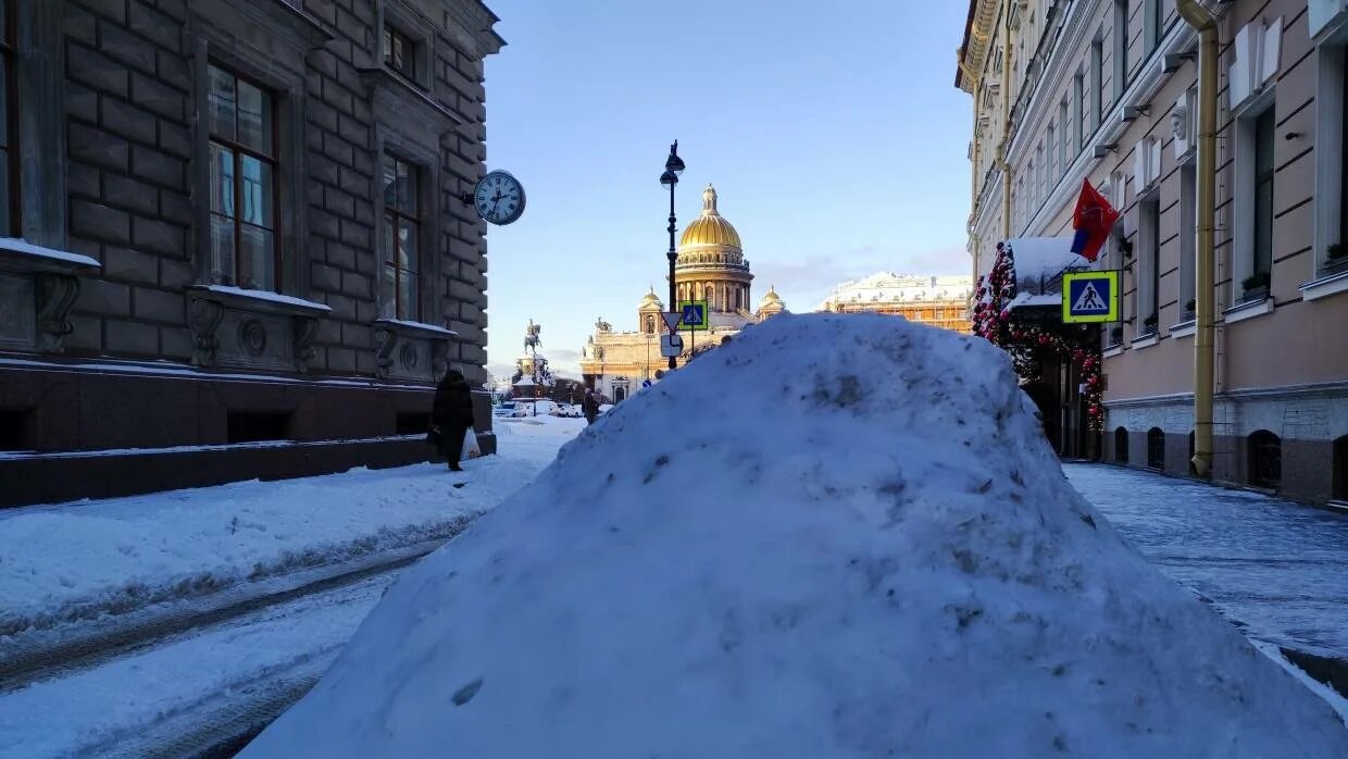 Снежный центр. Сугробы в питере. снег в питере. горы снега в питере. спб центр снегопад.