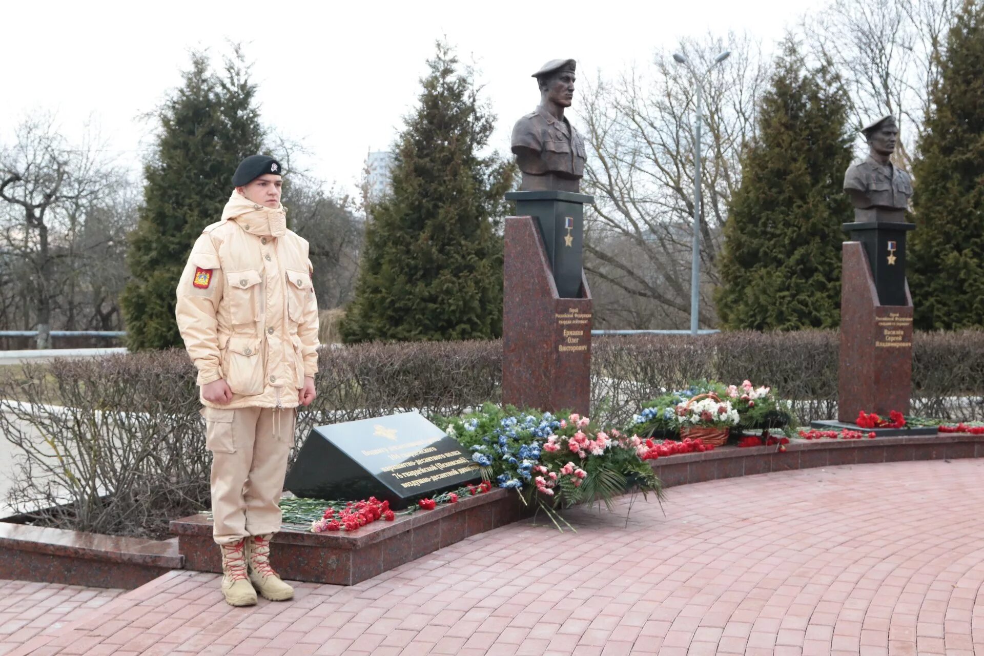 Брянск 6 октября. Памятник 6 рота Брянск. Аллея героев псковских десантников.