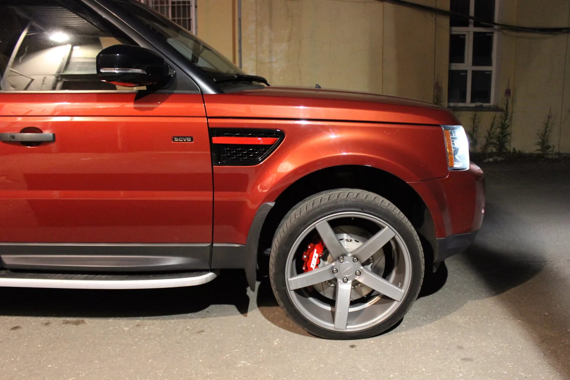Range system. Суппорт range rover красный. цвет суппортов range rover sport. накладки на суппорт рендж ровер. накладки на суппорта range rover.