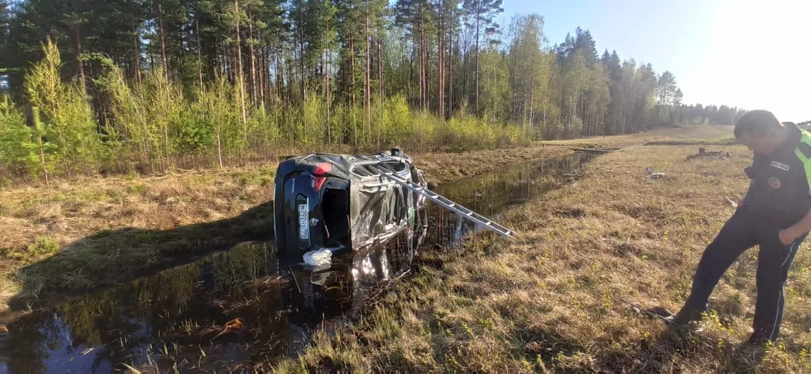 Машины перевернулись в кювете. Карелия на авто. Машина в кювете ночью. Авария по трассе в Карелии 15.