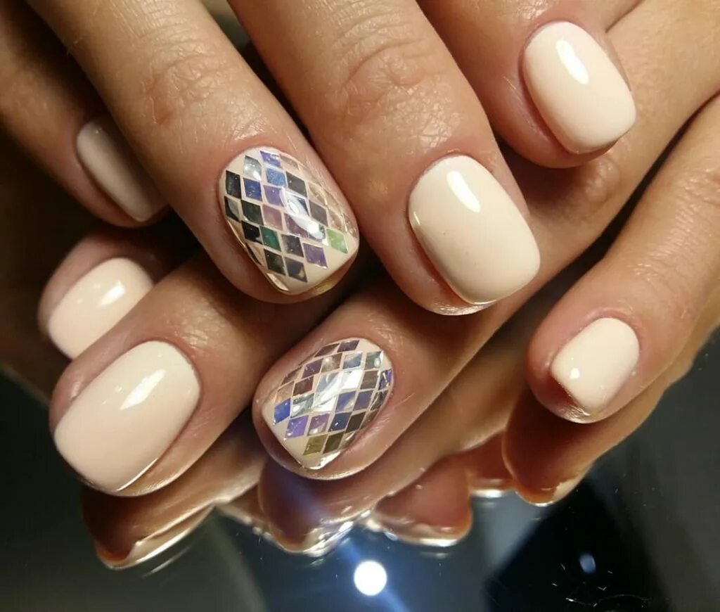 Модные ногти шеллаком. Стильный маникюр. ногти короткие. маникюр на короткие. современный маникюр.