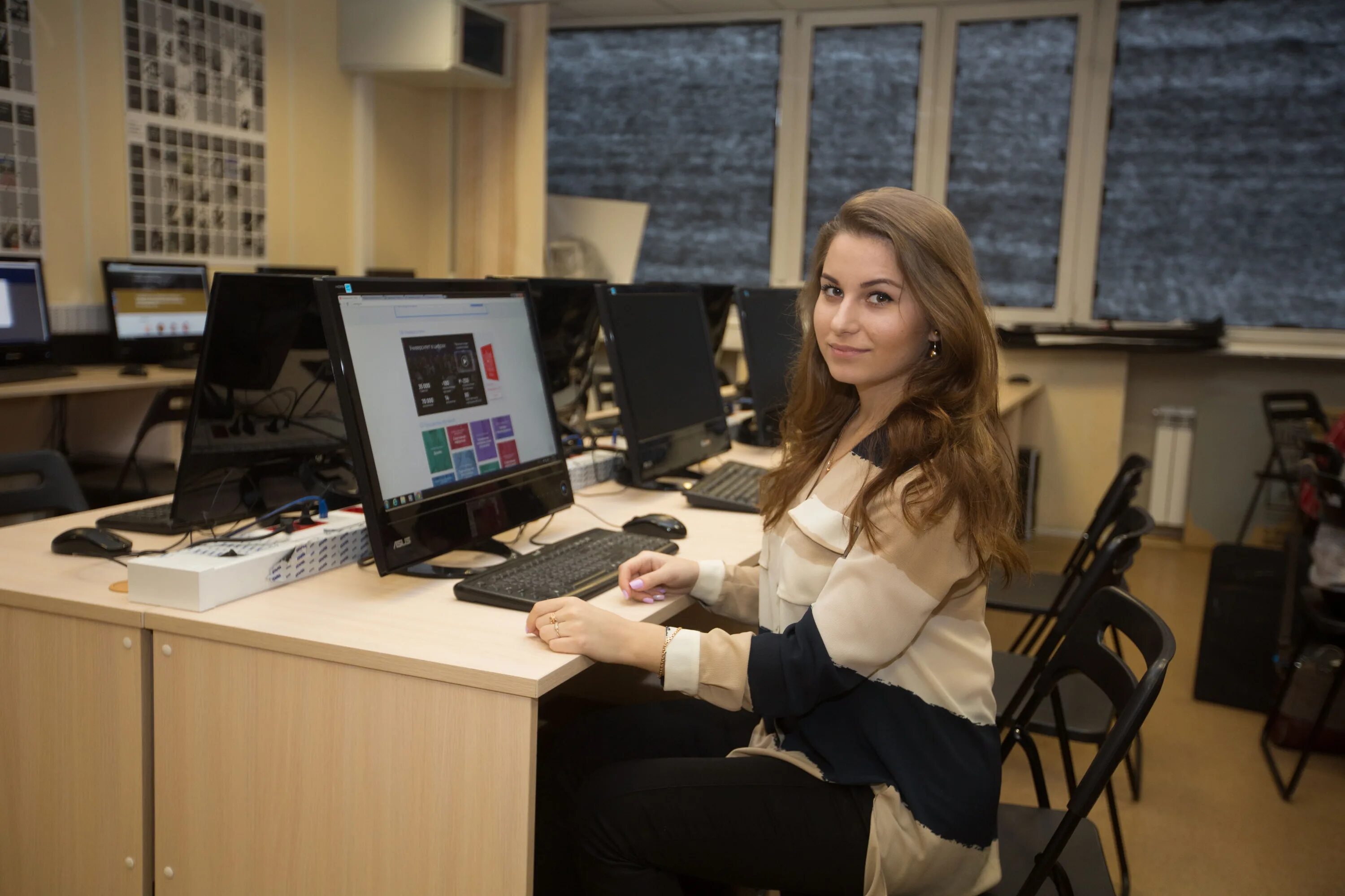 Оператор за компьютером. Работа специалистом по дистанционному обучению. Люди в офисе. Курсы для школьников и студентов. Совещание по видеосвязи.