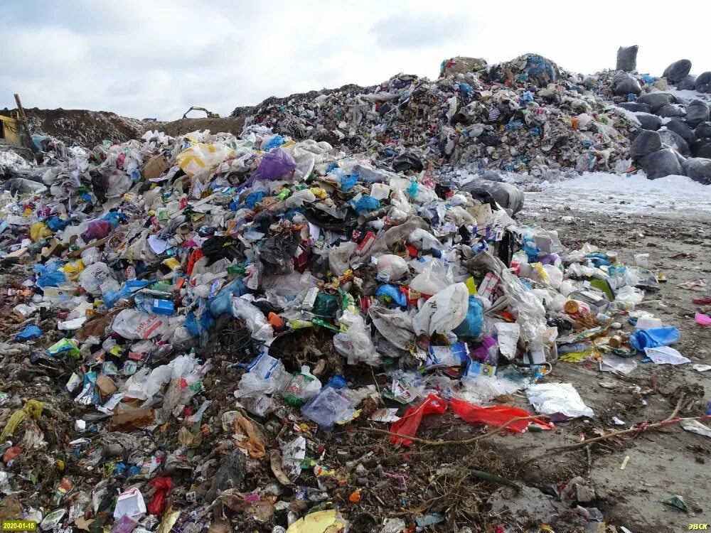 Свалка строительных материалов. Переработка бытовых отходов. Несортированные отходы. Белореченский мусорный полигон. Сортировка и утилизация мусора.