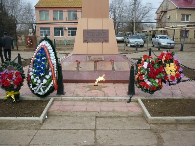 Погода п володарским. Парк Победы поселок Володарский Астраханской области. Поселок Володарского сквер Победы. Поселок Володарский Астраханская. Парк Победы Астрахань.