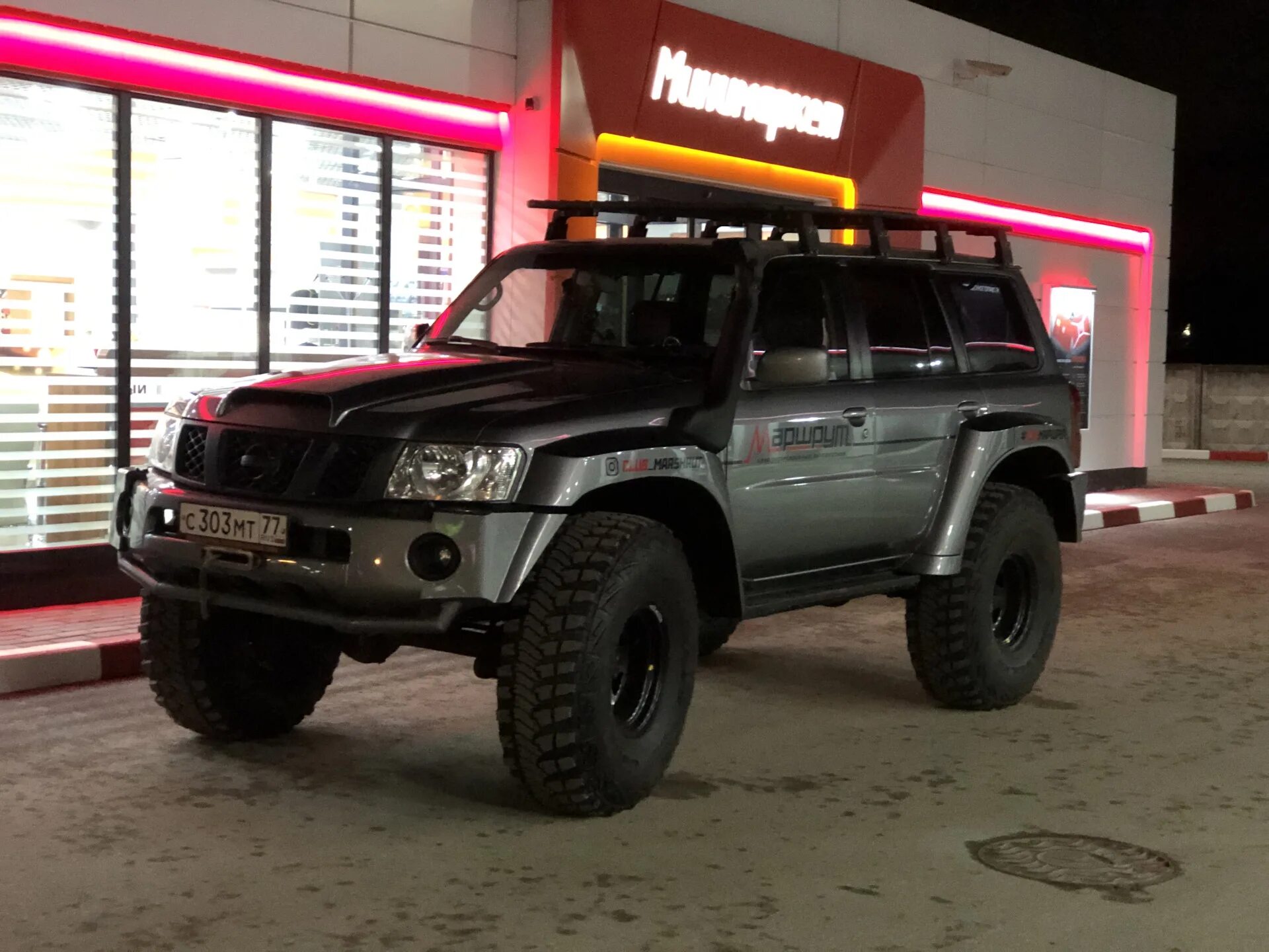 Патрол шины. Nissan Patrol 42. Ниссан Патрол на 42 колесах. Nissan Patrol 42 колеса. Nissan Patrol y61 td42.