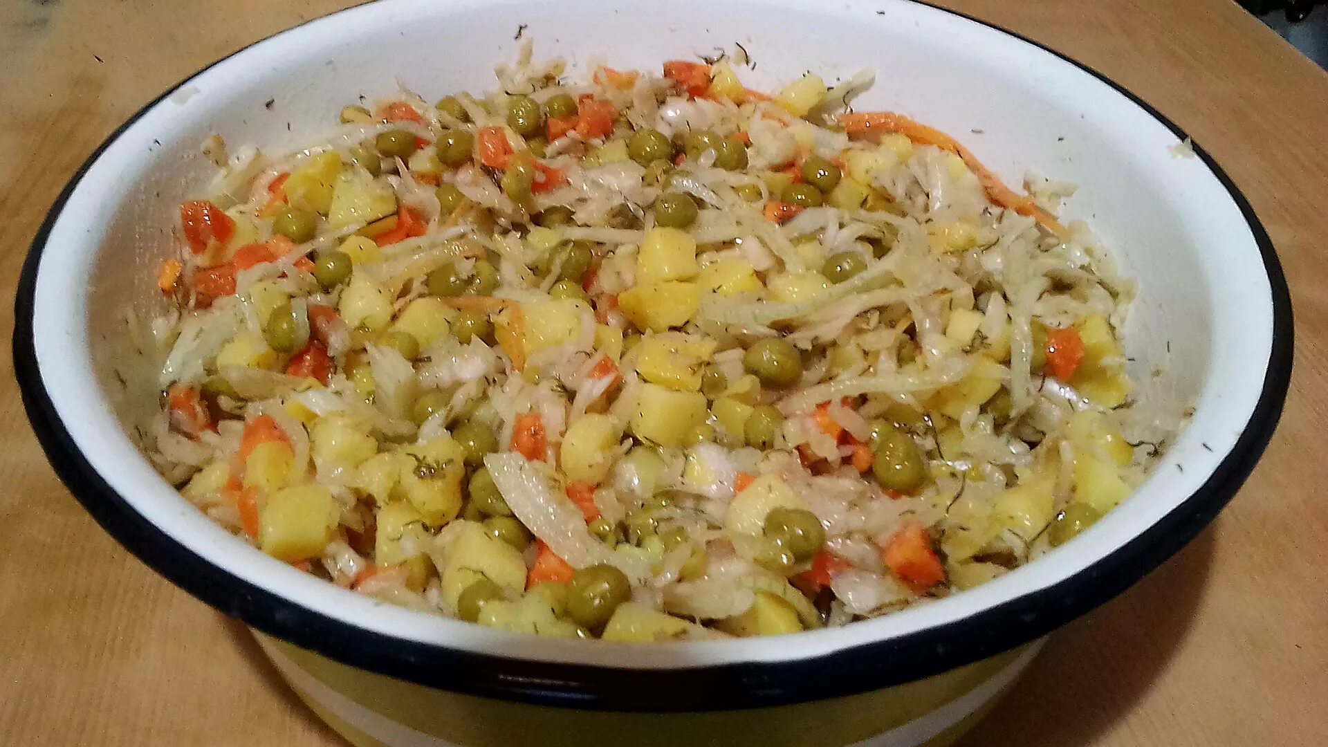 Квашеная капуста с курицей и картошкой. Салат с квашеной капустой и картошкой. салат из квашеной капусты и картошки. картофельный салат с квашеной капустой. салат из квашенной капусты.