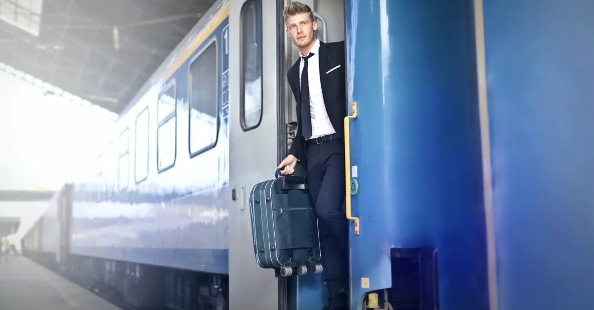 It's six o'clock на часах. Quarter past / to/ half past упражнения. Часы 10 10. Train leave arrive картинки. Правила дорожного движения на английском.