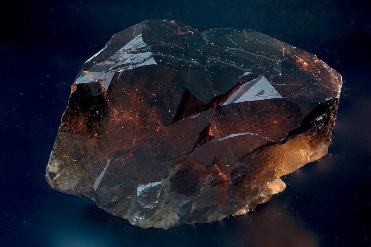 Черный хрусталь морион. Черный горный хрусталь свойства. Кварц морион минерал. Горный хрусталь с примесью. Морион черный кварц.