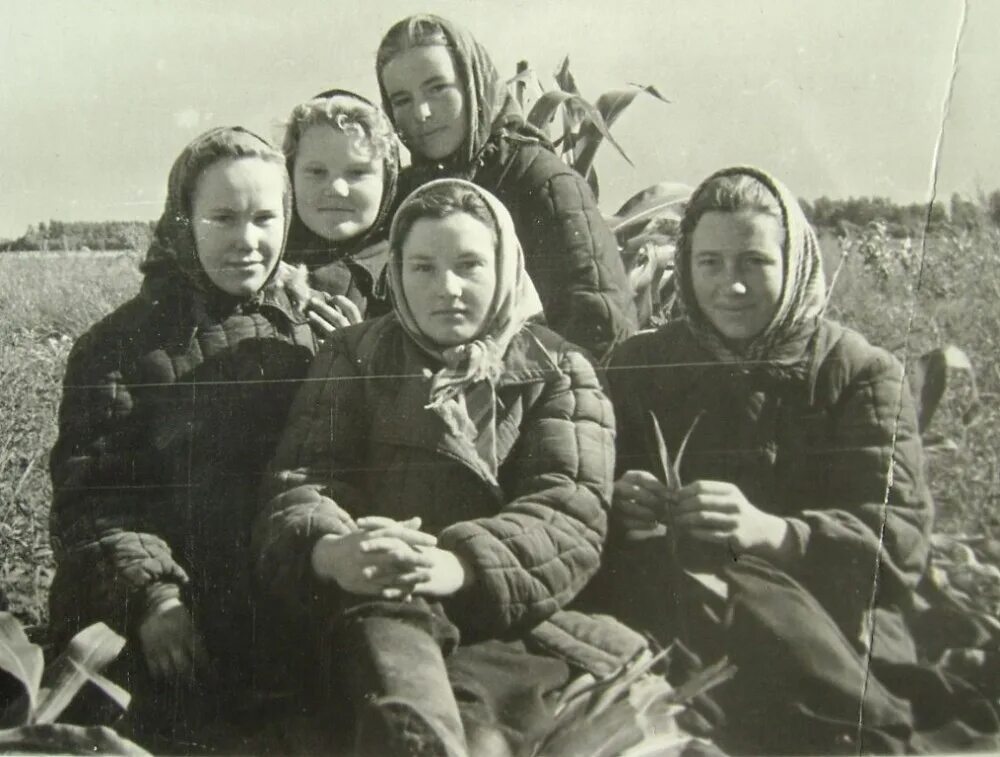 Женщина в ватнике. Женщина в телогрейке. Женщина в фуфайке. Советская женщина в фуфайке.