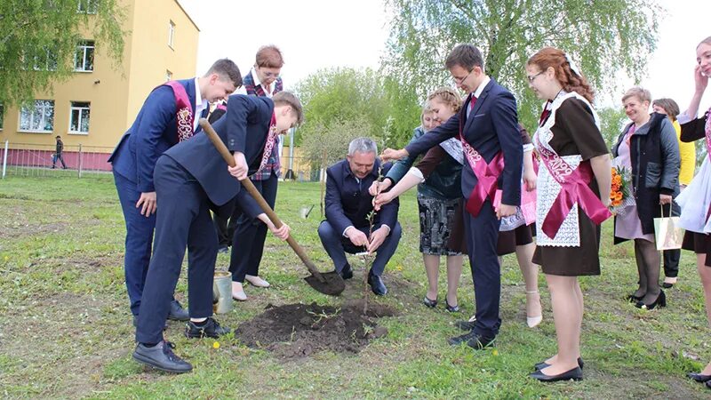 Выпускники пришли в школу. Захаровская школа. Захаровская школа 1 Рязанская область. Выпускники 25 май последний звонок. Скоро выпускные в садах и школах.