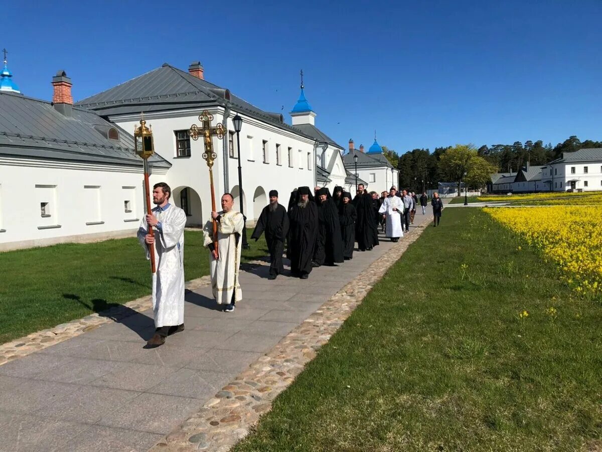 Монастырь жить там. Коневский Рождество-Богородичный монастырь. Монахи Коневский монастырь.