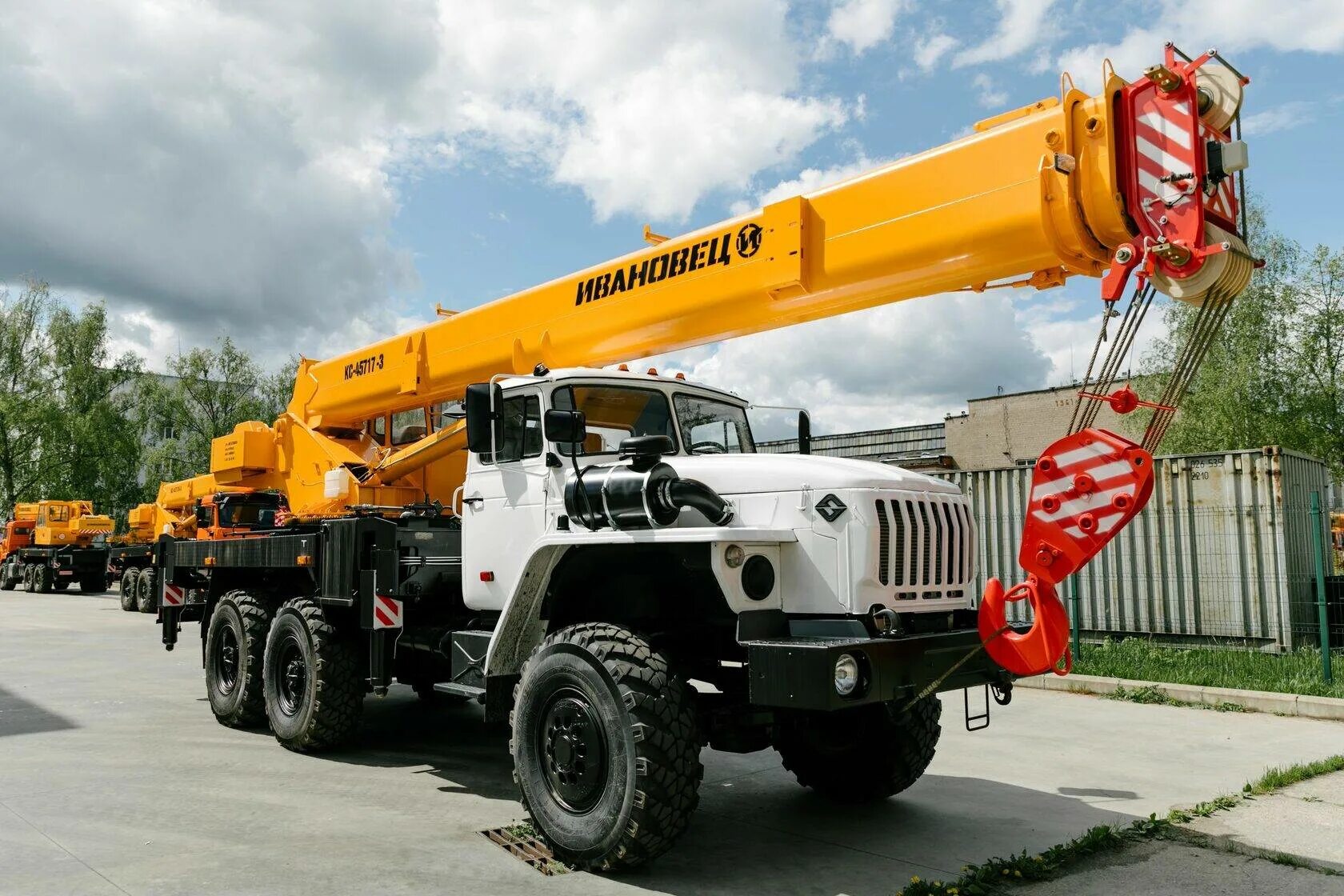 Автокран урал. Автомобильный кран кс-45717. кран ивановец 45717. кран урал ивановец 25. ивановец кс-45717к-3.