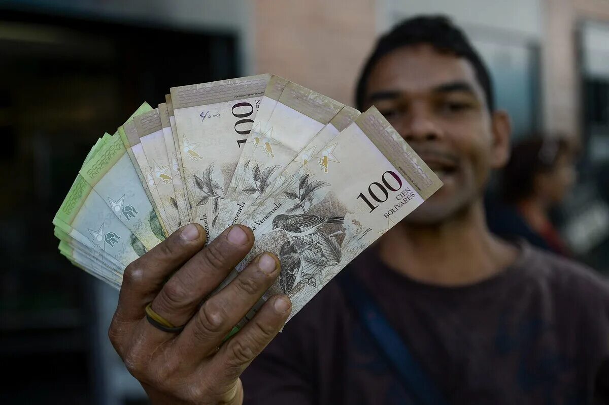 Венесуэльский Боливар инфляция. Венесуэла купюры Боливар. Национальная валюта Венесуэлы. Гиперинфляция в Венесуэле. Деньги сегодня телефон