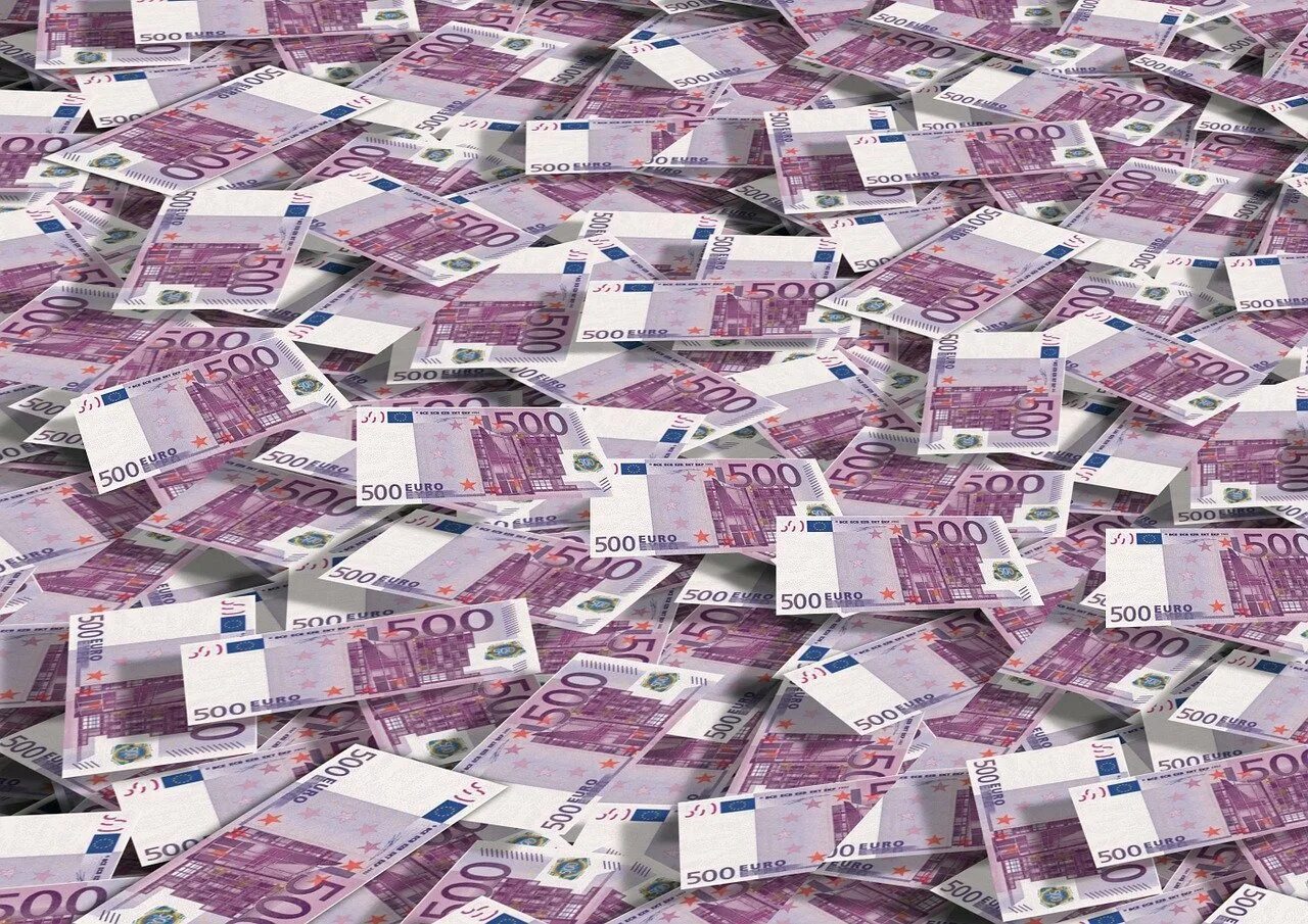 На 6 много денег. Деньги евро. Пачки денег евро. Очень много евро. Куча денег евро.