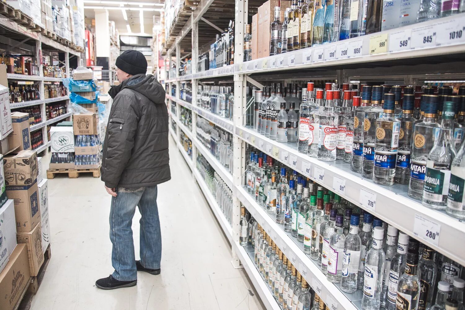 Россию хотят продать. Полки с алкоголем в магазине.