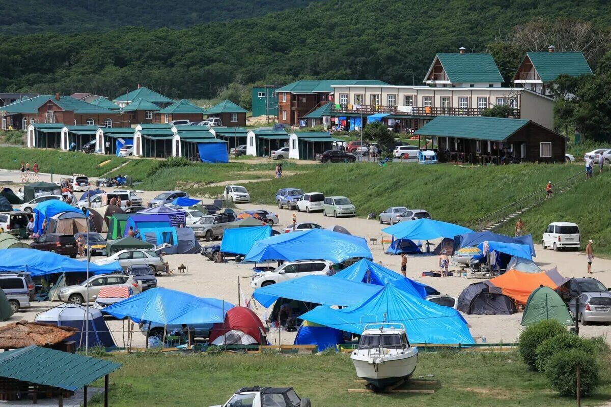 Морские базы отдыха приморского края. Поселок Безверхово Приморский край. Безверхово Приморье. Безверхово Приморский край палаточный городок. Бухта Гека Безверхово Приморский край.