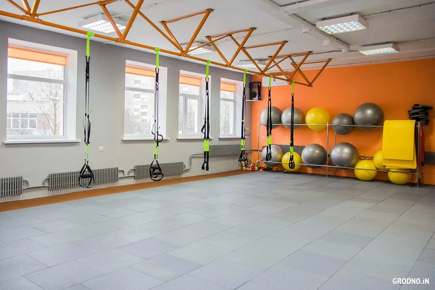 качалка gym. дизайн тренажерного зала. фитнес зал. мягкое покрытие для спортзала. зал бокса.