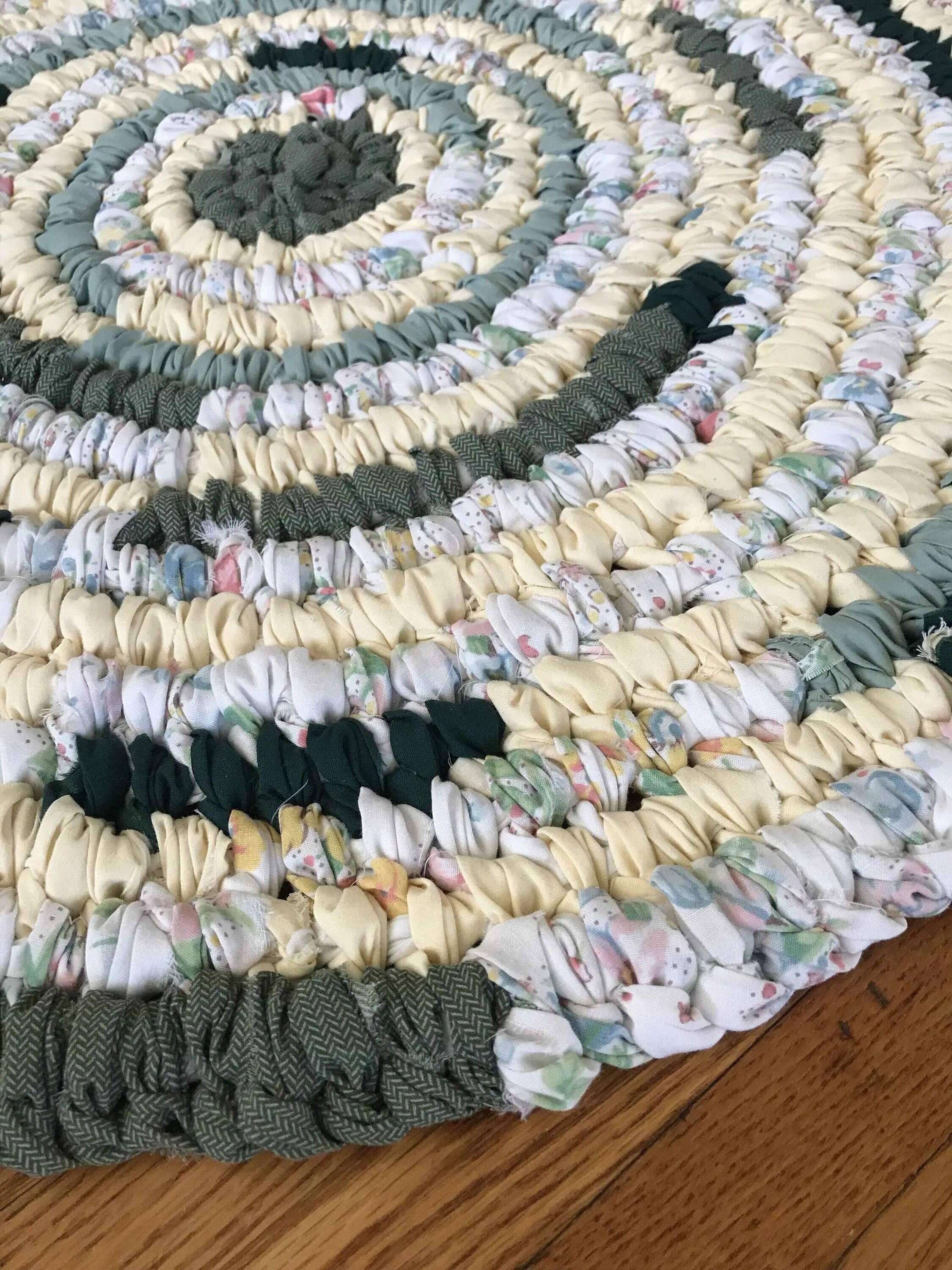 Коврик из простыни своими руками. Коврик из трикотажных полосок. коврик из тряпочек. коврики из старых. коврик из трикотажных футболок.