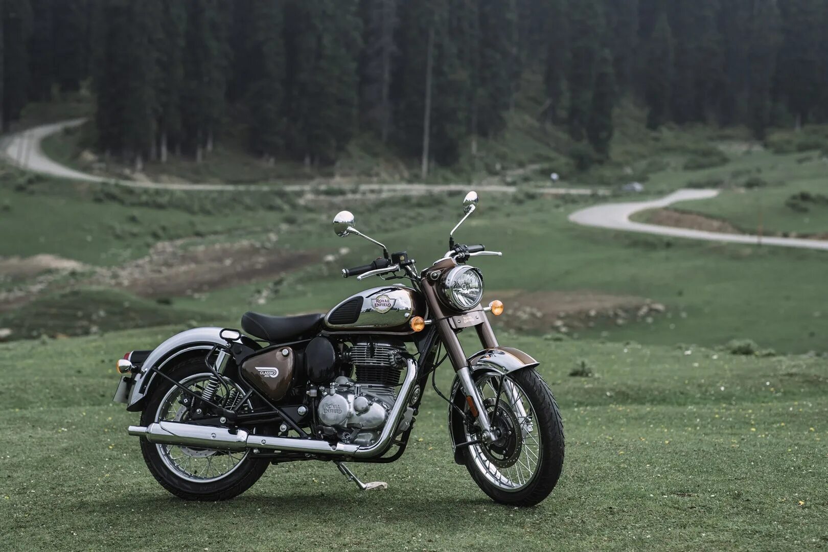 Роял энфилд 350. Royal Enfield Classic 350 2022. Роял Энфилд Классик 350. Роял Энфилд мотоцикл Классик 350. Роял Энфилд Метеор 650.