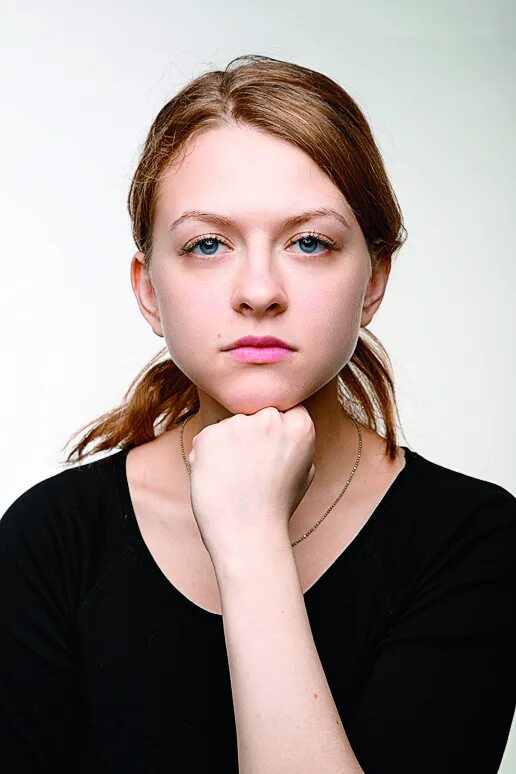 Язык телодвижений подпирание ладонью подбородка. Подпирает подбородок. Подпирает голову рукой. Жесты. Подперев подбородок.