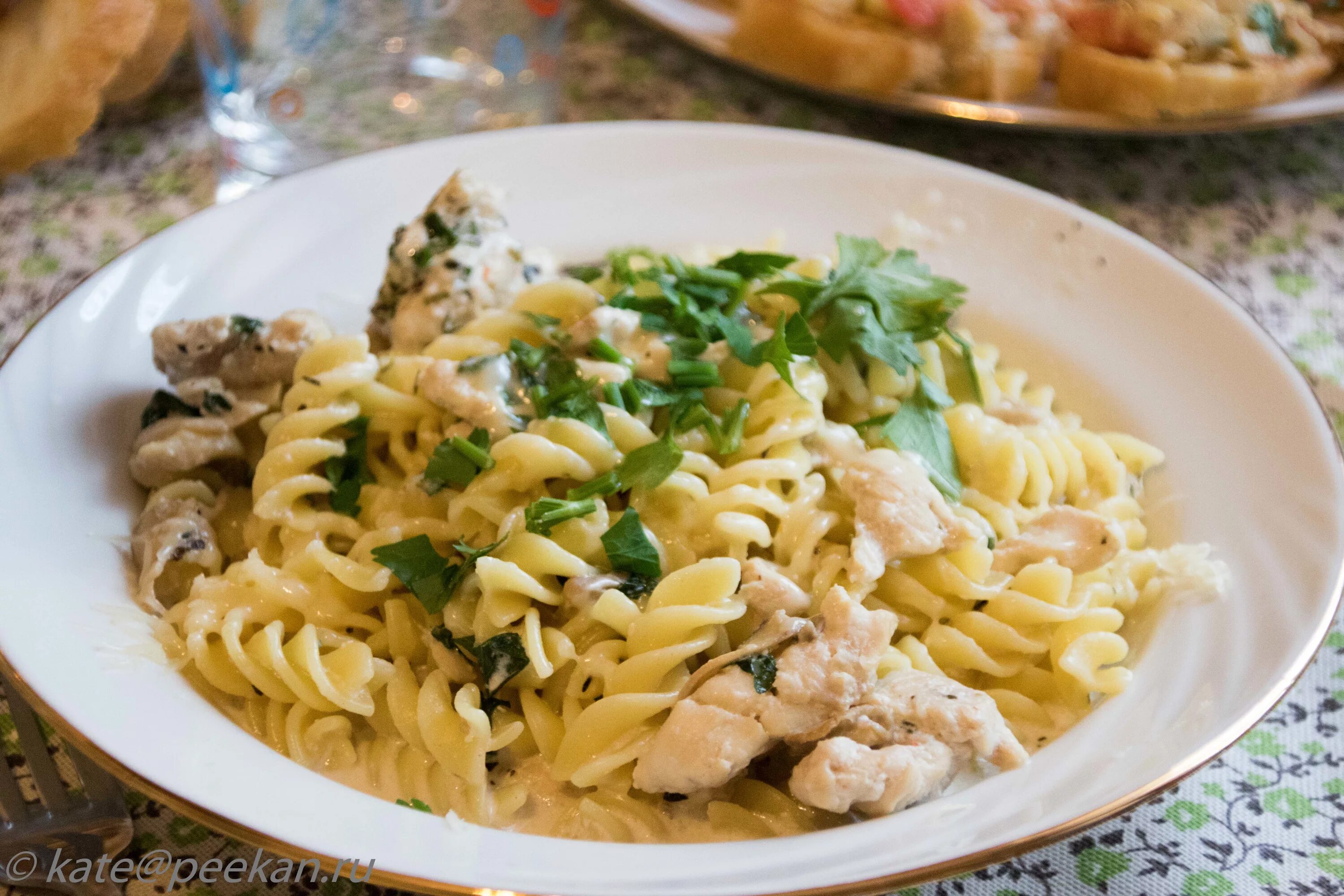 Паста с курицей и грибами. Куриная грудка с макаронами в сливочном соусе. Паста карбонара с курицей в сливочном. Паста карбонара с черри. Карбонара с беконом и грибами в сливочном соусе.