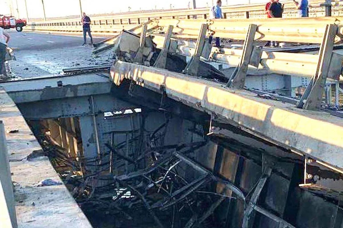Крымский мост взорвали 2022. Взорвали Крымский мост 2023. Взрыв моста. Подрыв Крымского моста.