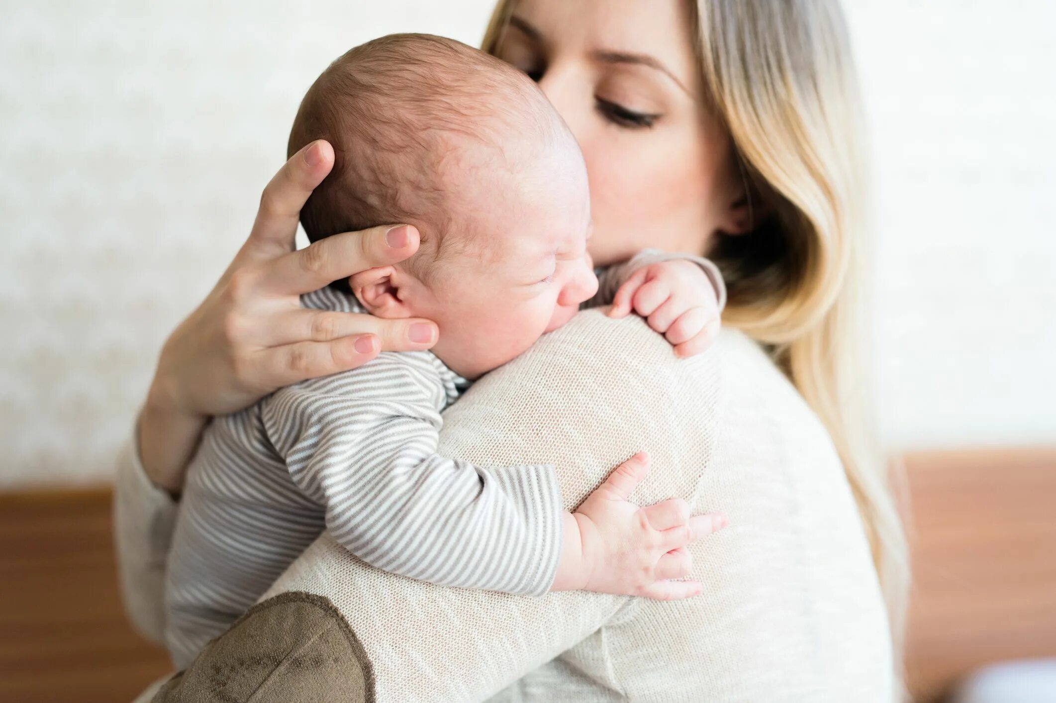 Новорожденный стресс. Мама с ребёнком на руках. Мама с малышом на руках. Женщина с младенцем на руках. Ребенок на руках.