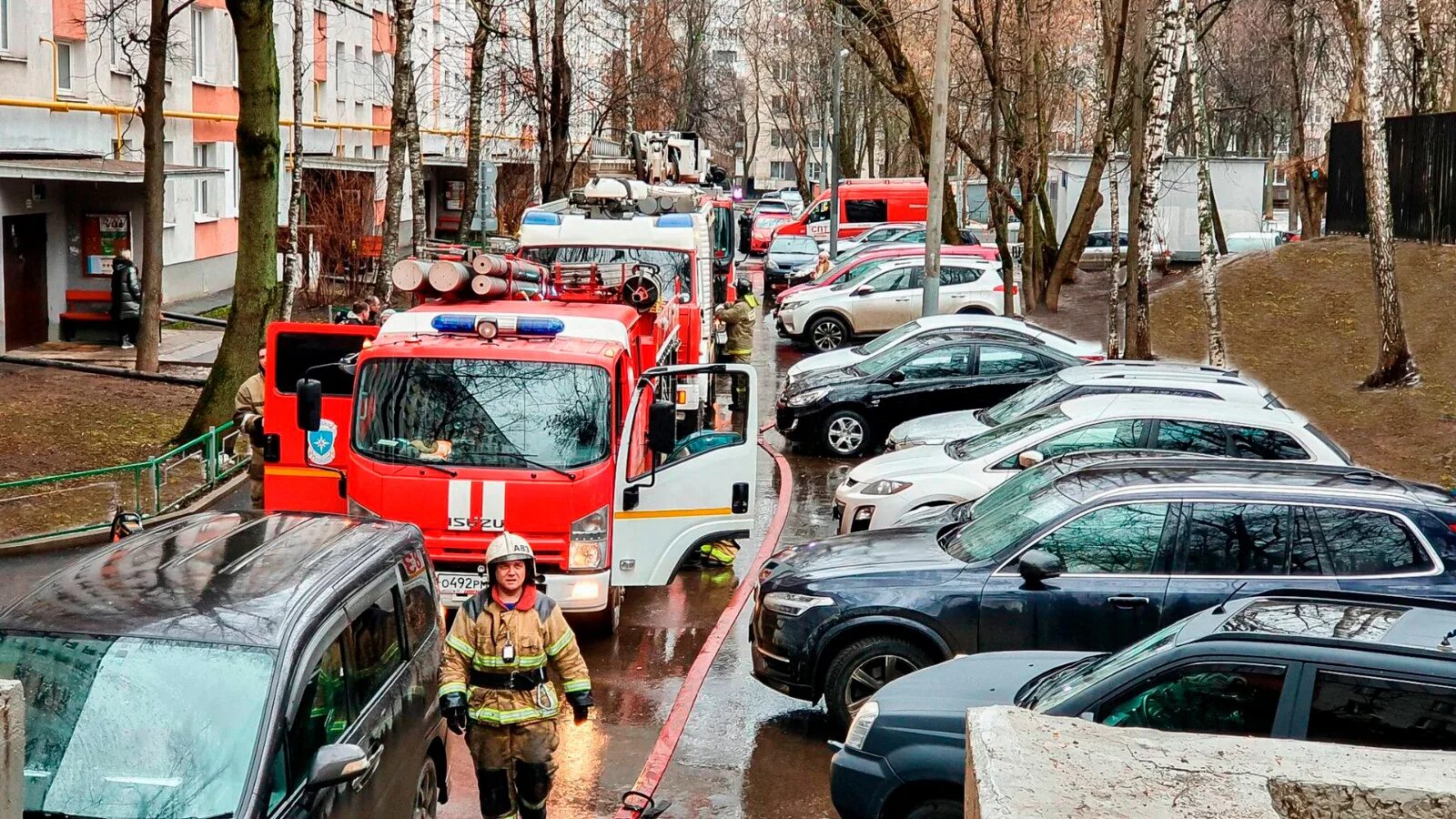Проезд пожарной машины. Пожарные во дворе. пожарная машина во дворе. проезд для пожарной машины. проезд пожарной техники.
