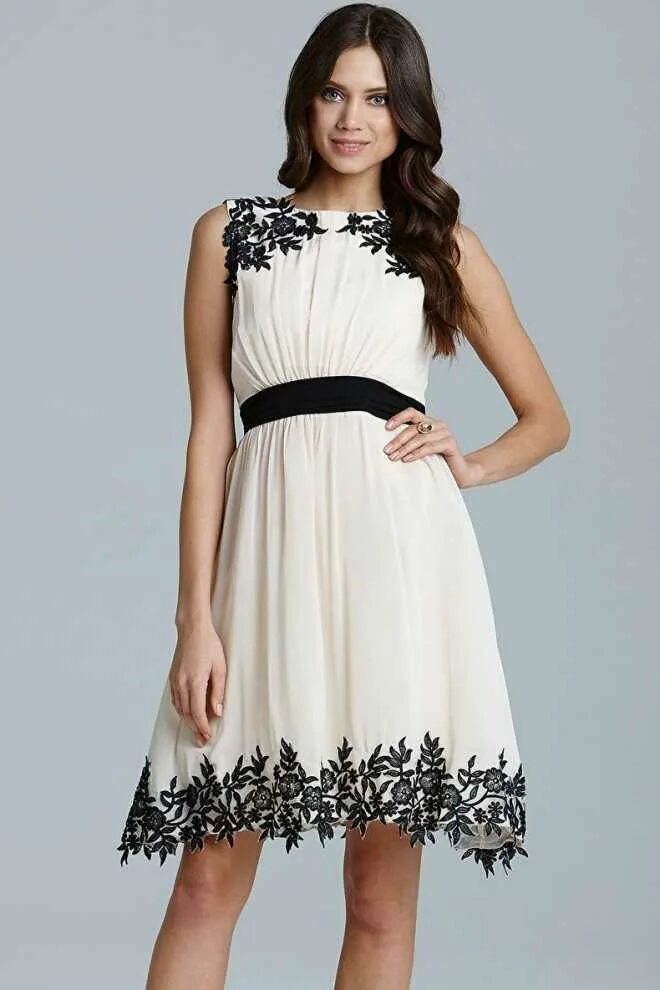 Платье расшитое цветами. Украшение платья цветами. Decora dress. Черное платье с вышитыми цветами. Черное платье с вышивкой.
