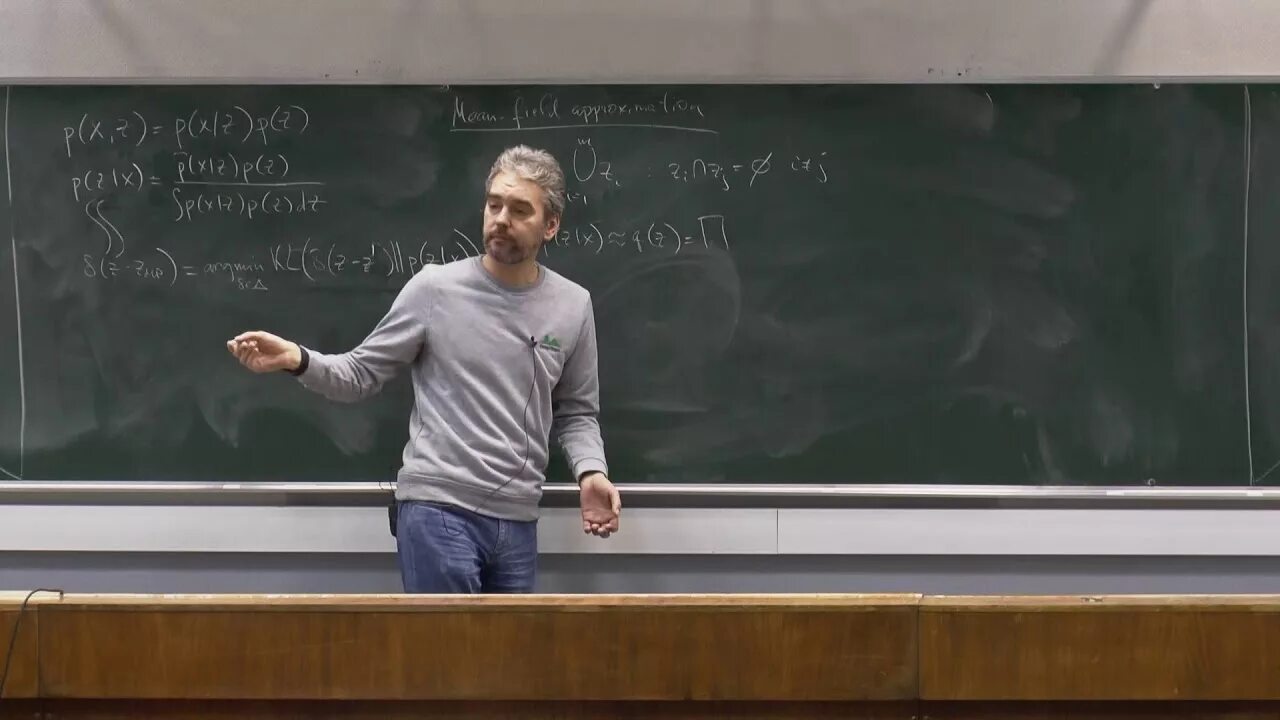 Лекция в вузе. Лектор в аудитории. Профессор в вузе. Лекция в аудитории. Профессор лектор.