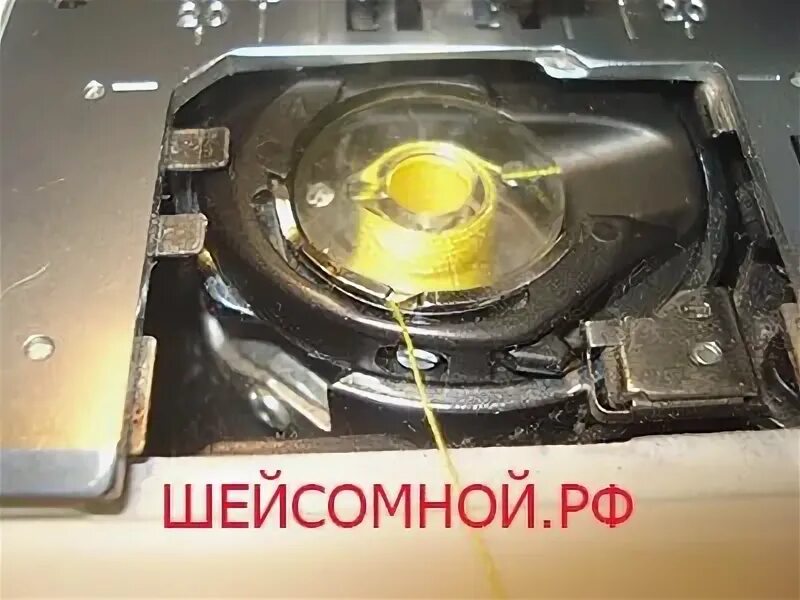 Как шпульку заправить зингер. Как правильно заправить шпульку в челнок. как заправить шпульку в машинку зингер. машинка с горизонтальным челноком как заправить нитку. как заправить нитку в челнок швейной машинки минерва.